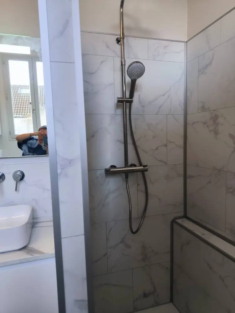 Douche avec motifs marbres