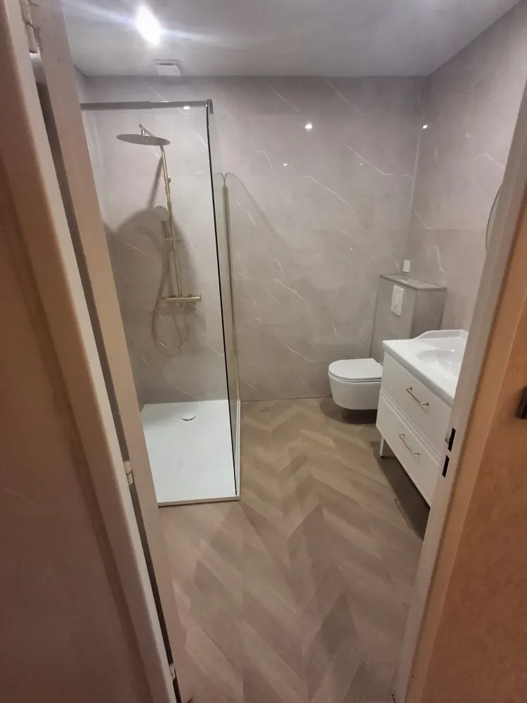 Douche et évier vue du couloir