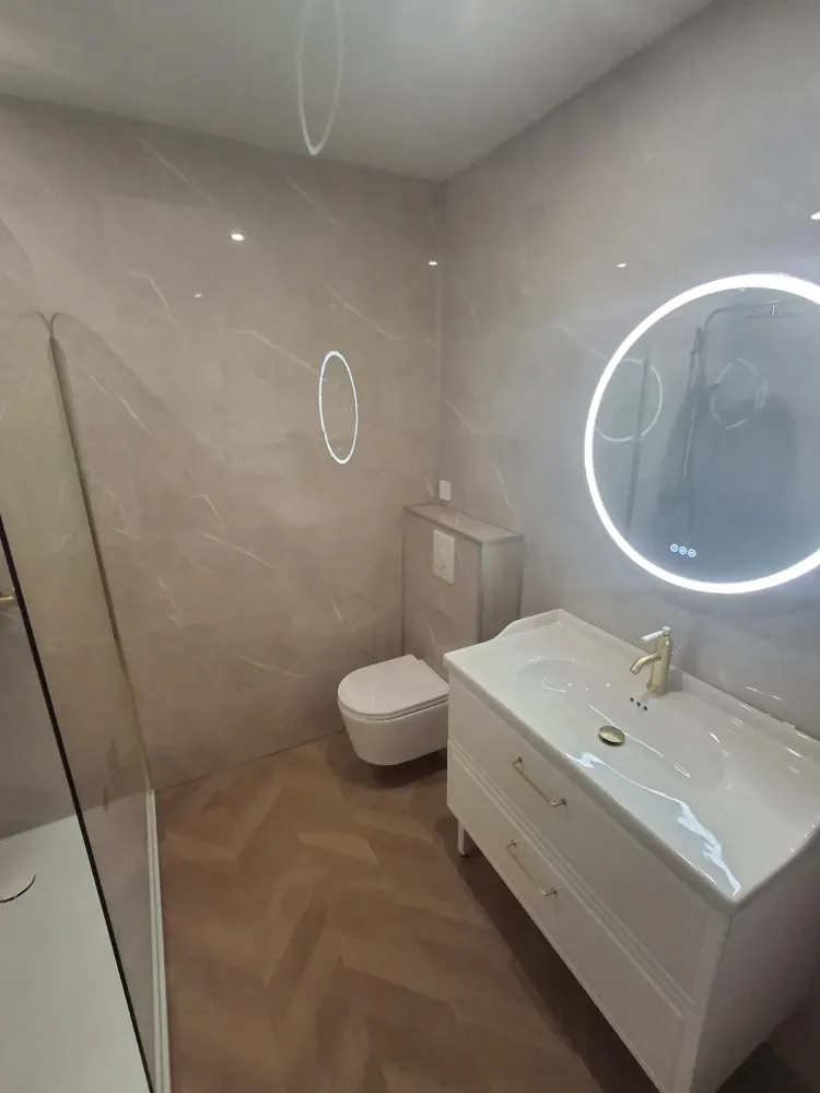 vier et miroir rond allumé