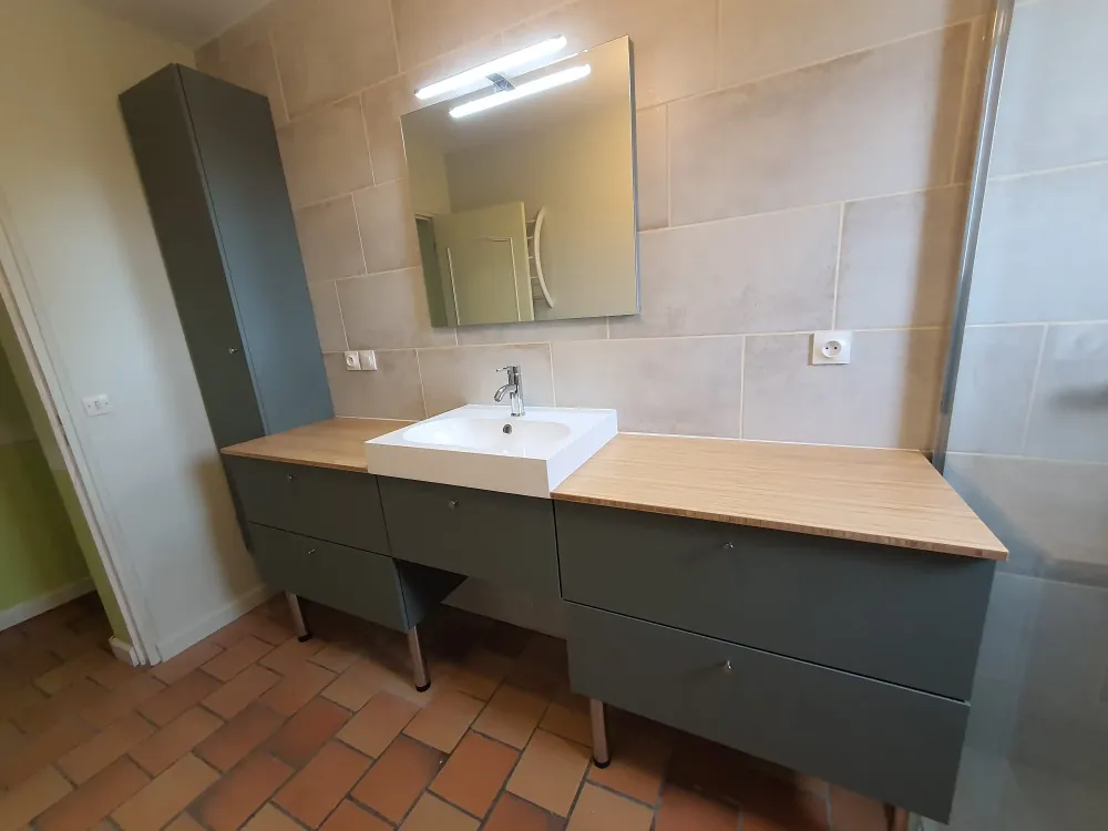 Grand meuble de salle de bain avec vasque centrale