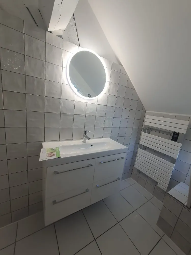 Meuble de salle de bain blanc et miroir rond