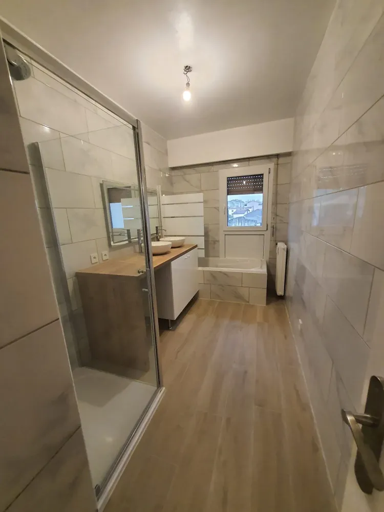 Salle de bains avec douche et baignoire