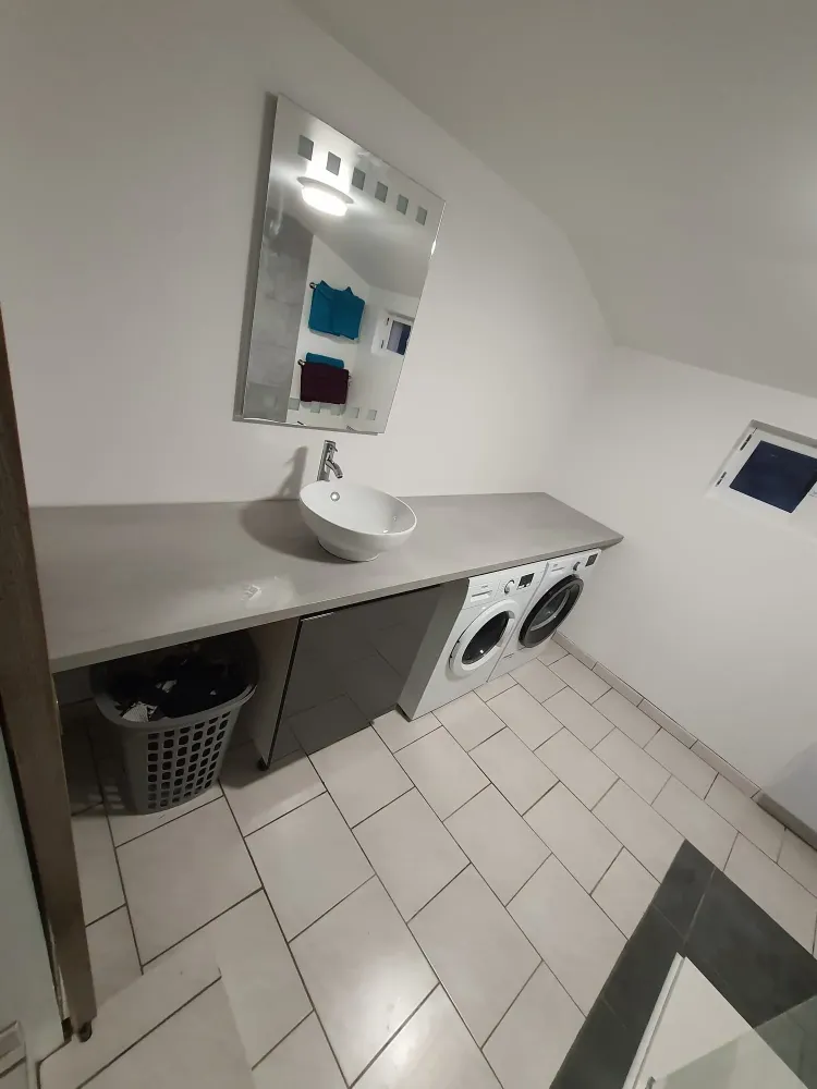 Salle de bains avec machine à laver et sèche-linge