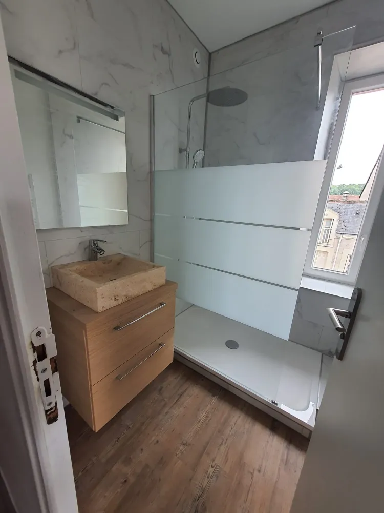 Salle de douche avec fenêtre verticale