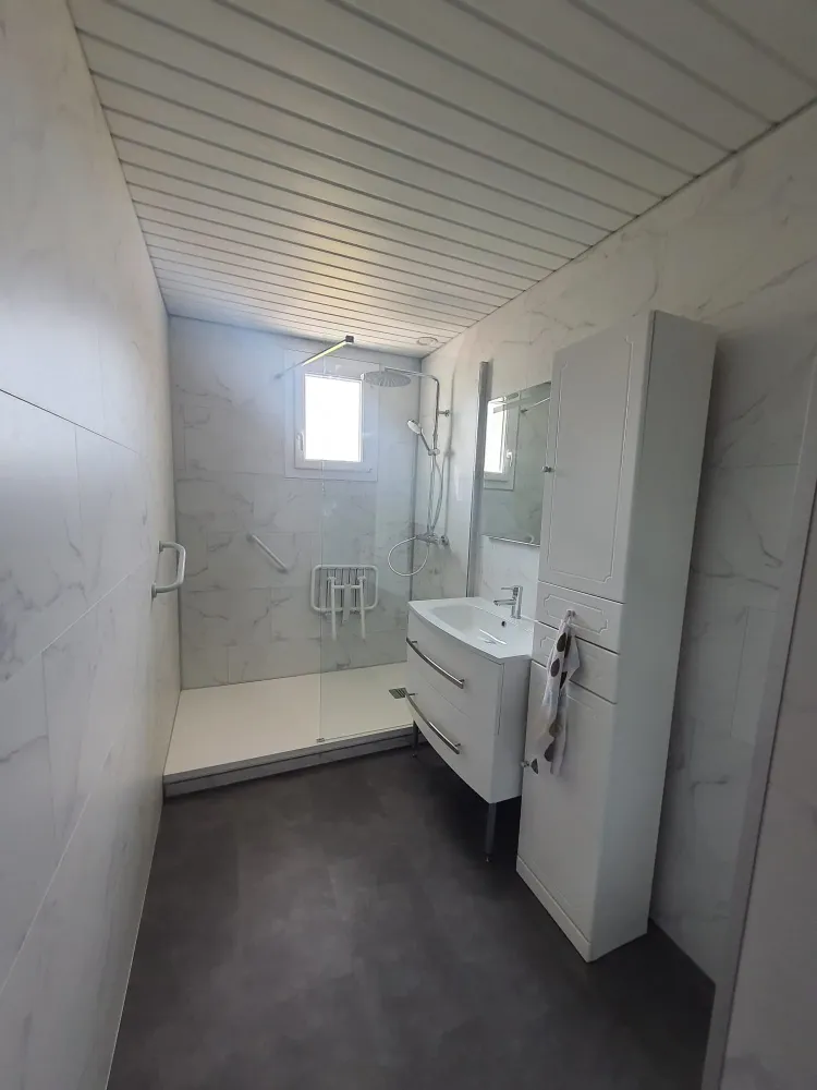 Salle de douche et carreaux effet marbre
