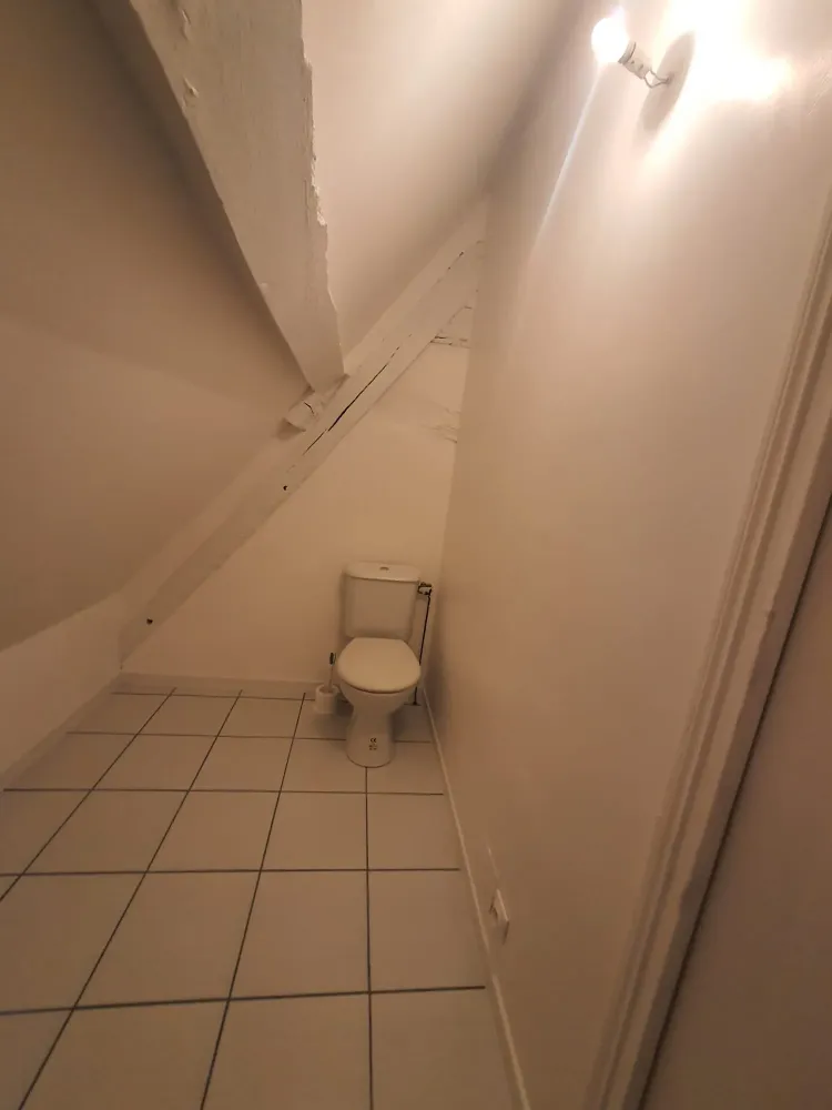 Toilettes sous toit