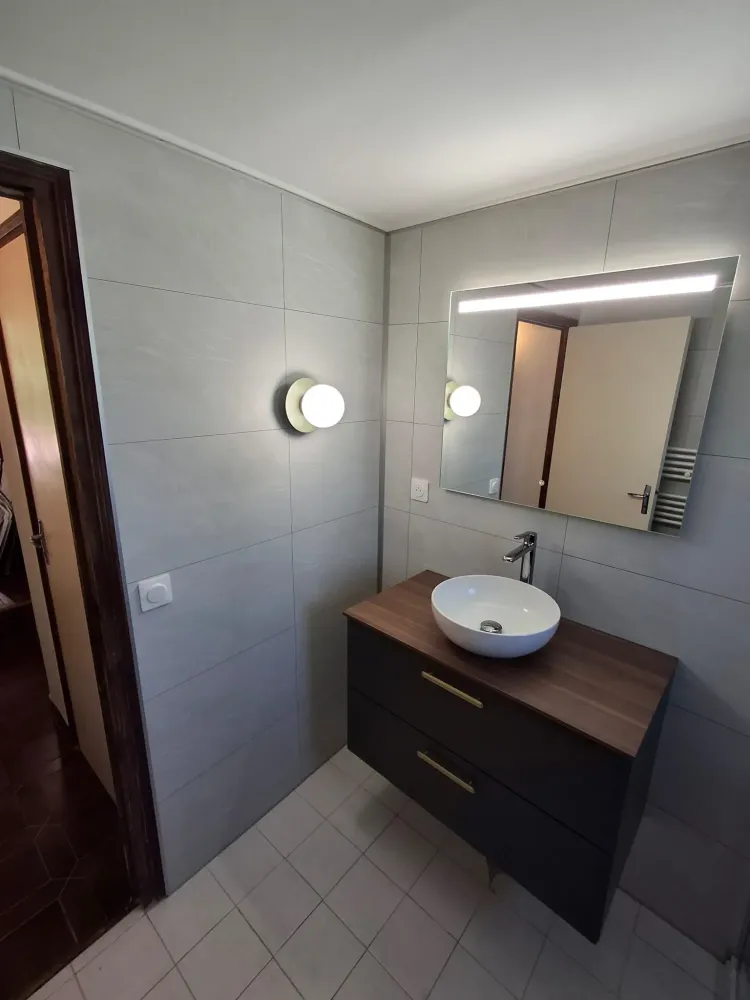 Vasque de salle de douche sous un miroir